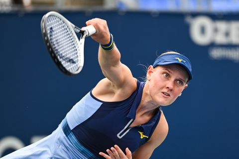 Nederlandse tennisster Suzan Lamens heeft veel geluk na nederlaag tegen voormalig pupil van Raemon Sluiter