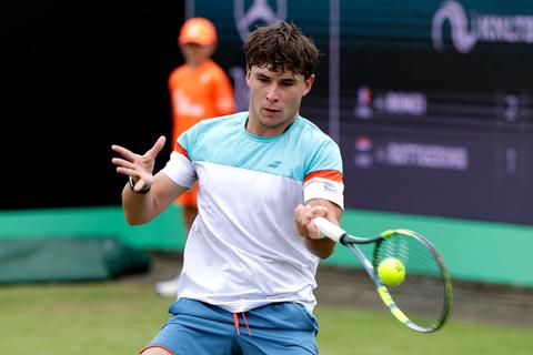 Nederlands tennistalent (19) dendert door in Amerika en treft Wimbledon-sensatie