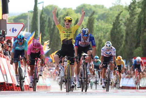 Talentvolle sprinter (21) bezorgt Nederlands team tweede succes in Vuelta na perfect teamwork
