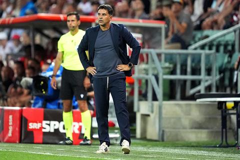 Ajax-trainer Míchel geeft zorgwekkende blessure-update voor duel met FC Sion: 'We weten nog niet wanneer hij terugkeert'