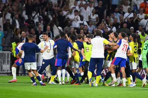 Chaos in Champions League: speler steekt middelvinger op, massale vechtpartij tussen voetballers