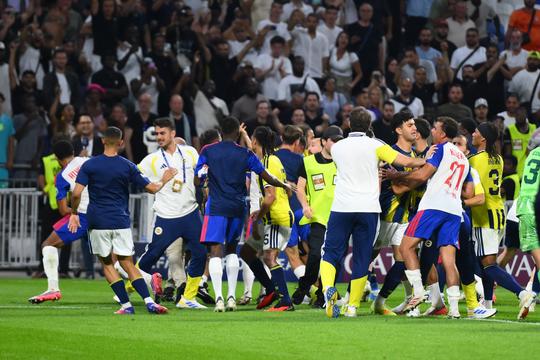 Chaos in Champions League: speler steekt middelvinger op, massale vechtpartij tussen voetballers
