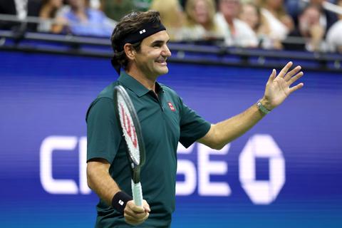 Tennisicoon Roger Federer (45) krijgt publiek op de banken tijdens bijzonder optreden op US Open