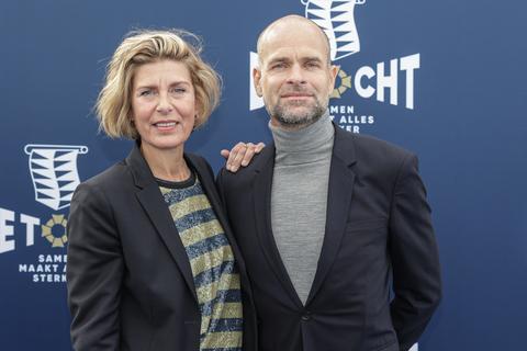 Renate Wennemars (vrouw van schaatsicoon Erben) schrikt van band met ouders: 'Dat benam me even de adem'