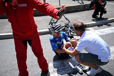 Topwielrenner (23) barst in huilen uit tijdens Vuelta: 'Ik kan deze pijn niet meer aan'