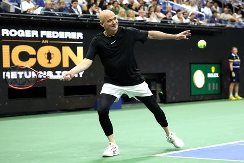 Tennisicoon Andre Agassi (56) steelt de show tijdens rentree van Roger Federer (45) op US Open