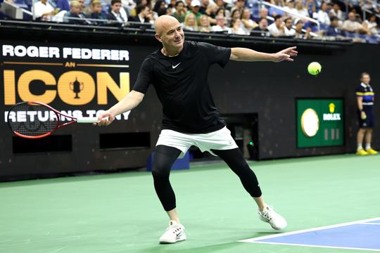 Tennisicoon Andre Agassi (56) steelt de show tijdens rentree van Roger Federer (45) op US Open