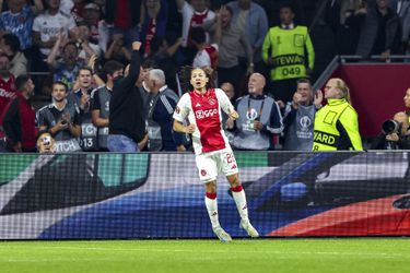 Kian Fitz-Jim is er als de kippen bij om Ajax op 1-0 te zetten tegen Besiktas