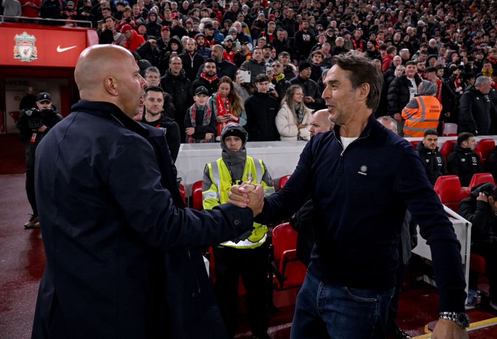 Nederlandse speler 'blesseert' eigen trainer: Arne Slot ziet collega met krukken het stadion verlaten