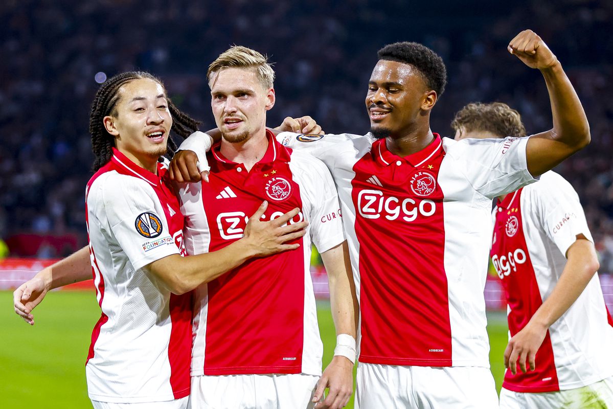 Wervelwind Ajax raast voorbij Besiktas en staat meteen bovenaan in nieuwe Europa League