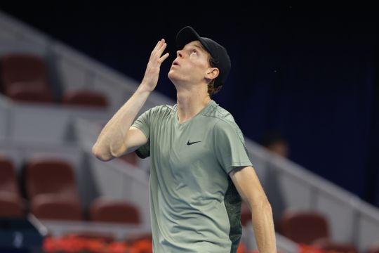 Nieuw hoofdstuk in bewogen jaar Jannik Sinner: toptennisser krijgt tragisch nieuws na emotionele speech