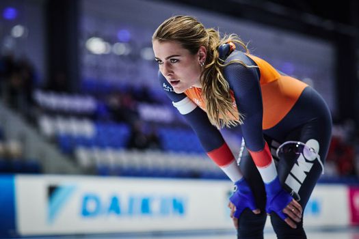 Schaatsster Robin Groot volgt haar concurrent zelfs op vakantie: 'Je ziet elkaar vaker dan je familie'