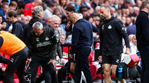 PSV-trainer Peter Bosz zwaar aangeslagen: 'Dat is verschrikkelijk voor die jongen'