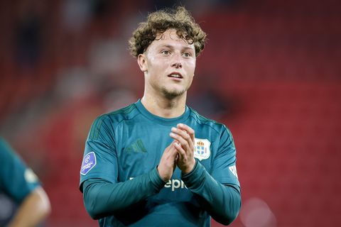 Tranen langs de lijn bij bijzonder debuut in Eredivisie: 'Hij weet wat het voor mij betekent'