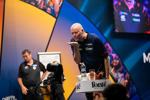 Dartsicoon Raymond van Barneveld is duizenden euro's rijker na huzarenstukje: 'Zie jullie daar'