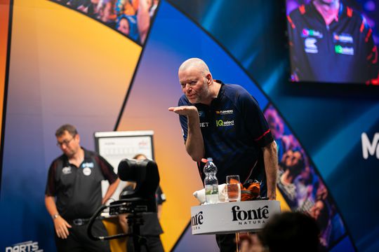 Dartsicoon Raymond van Barneveld is duizenden euro's rijker na huzarenstukje: 'Zie jullie daar'