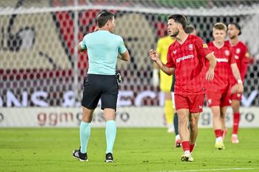 Ongeloof en woede na discutabele penalty FC Twente: 'Hier gebeurt helemaal niks'