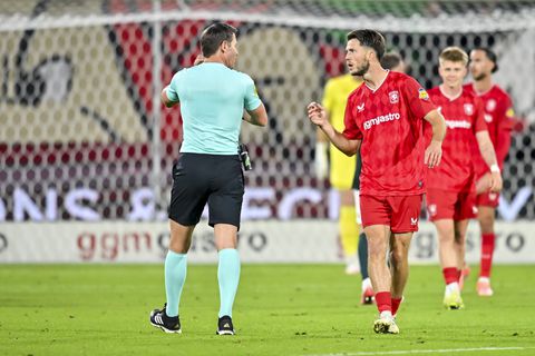 Ongeloof en woede na discutabele penalty FC Twente: 'Hier gebeurt helemaal niks'