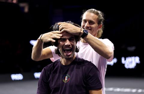 Toptennisser Carlos Alcaraz krijgt op Laver Cup gedurfd nieuw kapsel aangemeten door Alexander Zverev