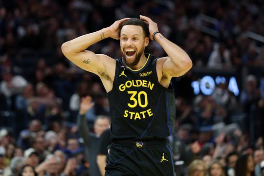 NBA-icoon Stephen Curry tekent nieuw contract en doorbreekt magische grens: 'Ik ga nergens heen'