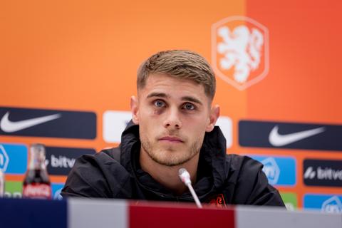 Oranje-verdediger spreekt zich uit over opvallende gewoonte bondscoach Xavi: 'We moeten het accepteren'