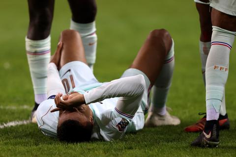 Zorgen om Kylian Mbappé overschaduwen debuut Zinedine Zidane bij Frankrijk: 'Het gaat niet goed met hem'