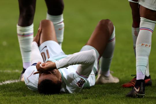 Zorgen om Kylian Mbappé overschaduwen debuut Zinedine Zidane bij Frankrijk: 'Het gaat niet goed met hem'
