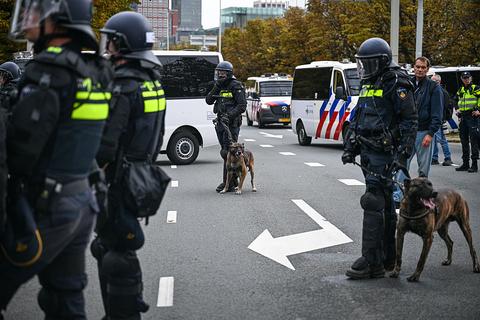 Chaos in Eindhoven: grote groep voetbalsupporters met elkaar op de vuist