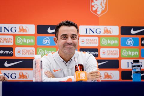 Bondscoach Xavi Hernández laat zich uit over beladen onderwerp: 'Daar heb ik geen problemen mee'