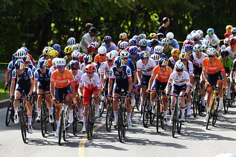 LIVE WK wielrennen | Topfavoriet Demi Vollering jaagt in Montréal op eerste regenboogtrui, grote valpartij in peloton