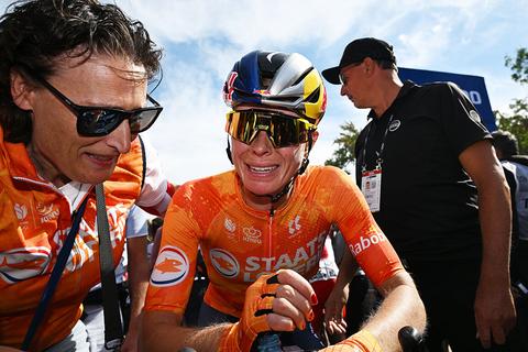 Toprenster Demi Vollering pakt eerste wereldtitel na sensationele ontknoping in wegwedstrijd