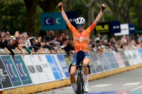 LIVE WK wielrennen | Topfavoriet Demi Vollering jaagt in Montréal op haar eerste regenboogtrui