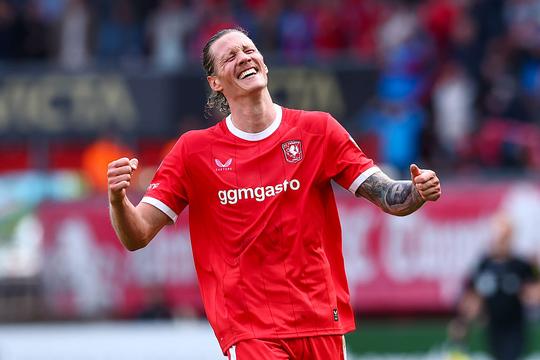 Gepasseerde Wout Weghorst geniet van zonvakantie na pijnlijk besluit van bondscoach Xavi