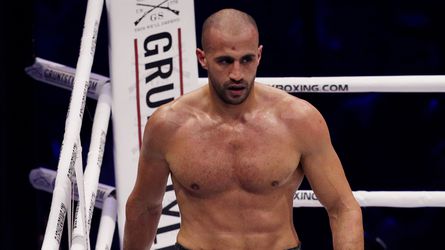 Kickbokser Badr Hari brengt veel jongere vriendin in verlegenheid: 'Weet dat je hier niet dol op bent'