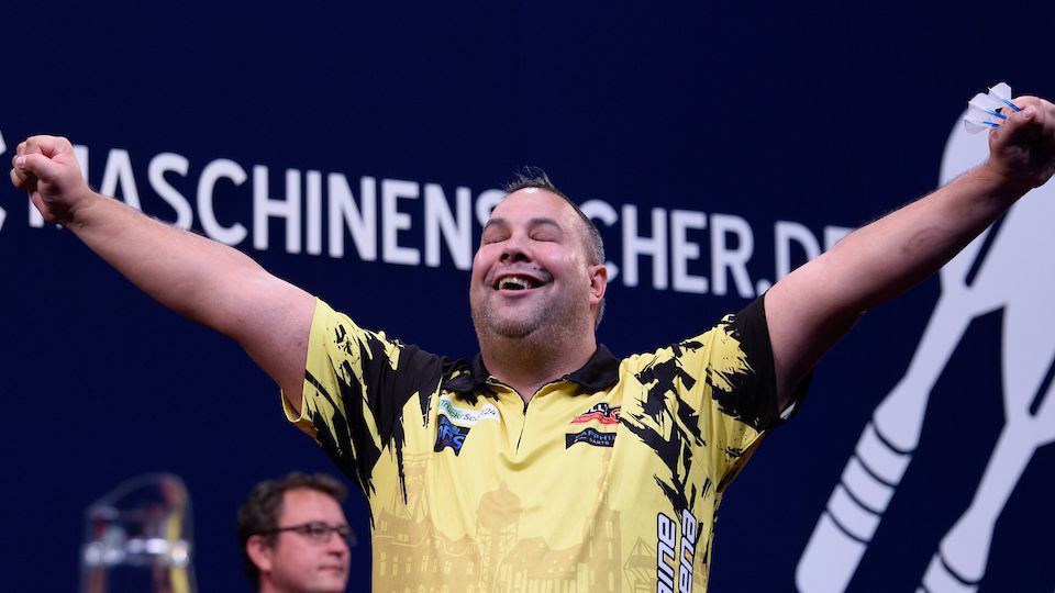 Jermaine Wattimena rekent bij EK darts af met irritante James Wade: 'Hij is aan het huilen, lijkt het wel'