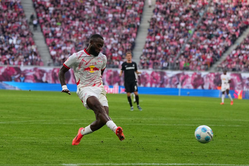 Lutsharel Geertruida schiet RB Leipzig naar zege met eerste goal, Donyell Malen kan nederlaag Dortmund niet voorkomen