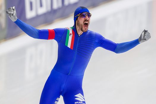 Topschaatser Davide Ghiotto ziet historisch wereldrecord op 10 kilometer om lullige reden sneuvelen