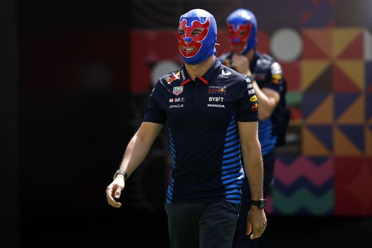 Worstelende Sergio Pérez steelt de show met passend outfit voor thuisrace in Mexico