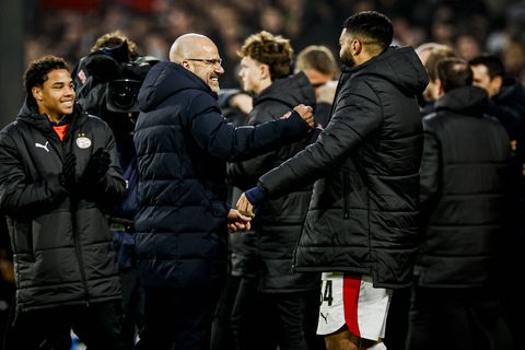 PSV-trainer Peter Bosz kreeg 'kippenvel' van kolkende Kuip: 'Ondervonden hoe zwaar het is tegen Feyenoord te spelen'