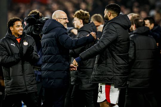 PSV-trainer Peter Bosz kreeg 'kippenvel' van kolkende Kuip: 'Ondervonden hoe zwaar het is tegen Feyenoord te spelen'