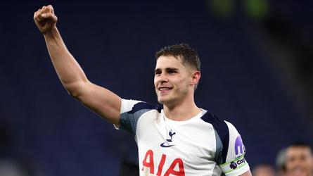 Nederlandse verdediger helpt Tottenham Hotspur met twee goals aan derde plek in Premier League