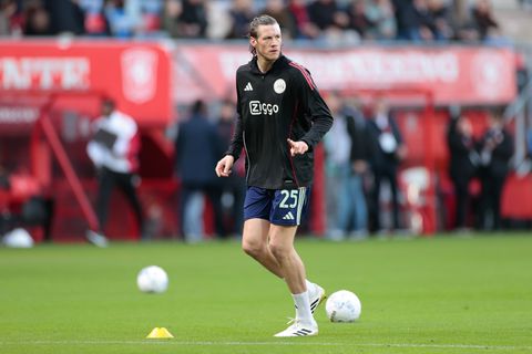 FC Twente-fans nemen Wout Weghorst 'valse belofte' kwalijk: uitgefloten Ajax-spits maakt opvallend gebaar na doelpunt