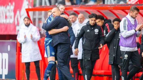 Ajax-trainer John Heitinga bijt van zich af na winst op FC Twente: 'Kom met feiten'