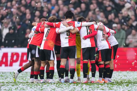 Bizarre beelden vanuit De Kuip: sfeeractie zorgt bij Feyenoord - PSV voor grote problemen