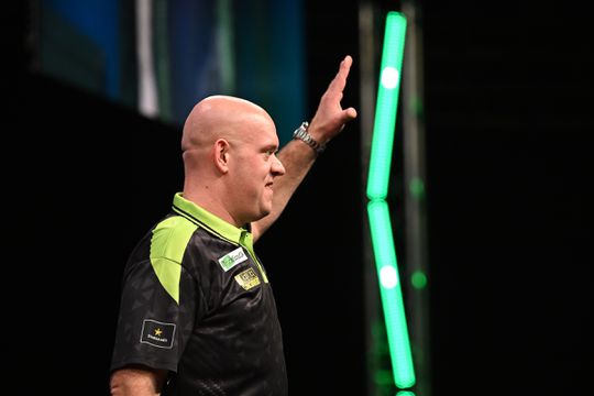 Topdarter Michael van Gerwen overtuigend naar halve finale op EK darts, Gian van Veen wacht in Nederlands onderonsje