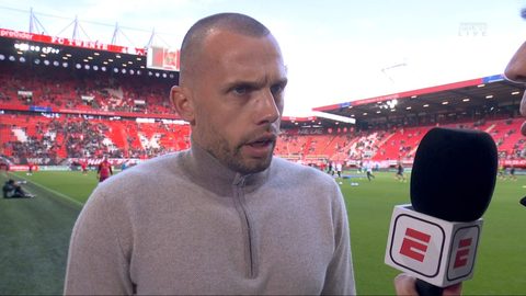 Zwaar geïrriteerde John Heitinga onderbreekt ESPN en komt met statement: 'Dat vind ik kwalijk'