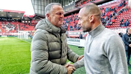 FC Twente-coach John van den Brom springt in de bres voor collega John Heitinga: 'Je zag wel de onmacht bij Ajax'