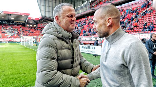 FC Twente-directeur Erik ten Hag beloont John van den Brom (59)