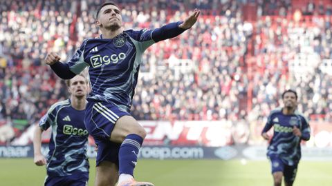 Ajax geeft geplaagde John Heitinga lucht met verrassende zege op bezoek bij FC Twente
