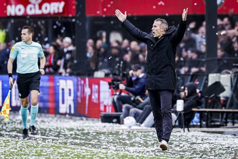 Opmerkelijke actie Robin van Persie tijdens Feyenoord - PSV: emoties lopen hoog op bij coach